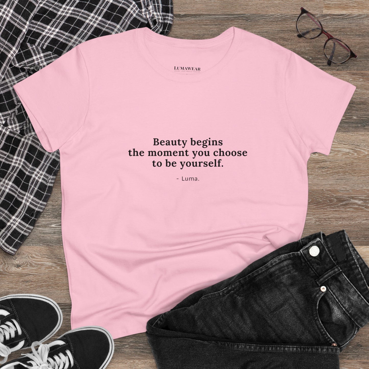 Inspirierendes Baumwoll-T-Shirt für Damen – „Schönheit beginnt in dem Moment, in dem Sie sich entscheiden, Sie selbst zu sein“