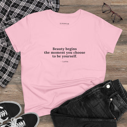 Camiseta de algodón inspiradora para mujer: "La belleza comienza en el momento en que eliges ser tú misma"