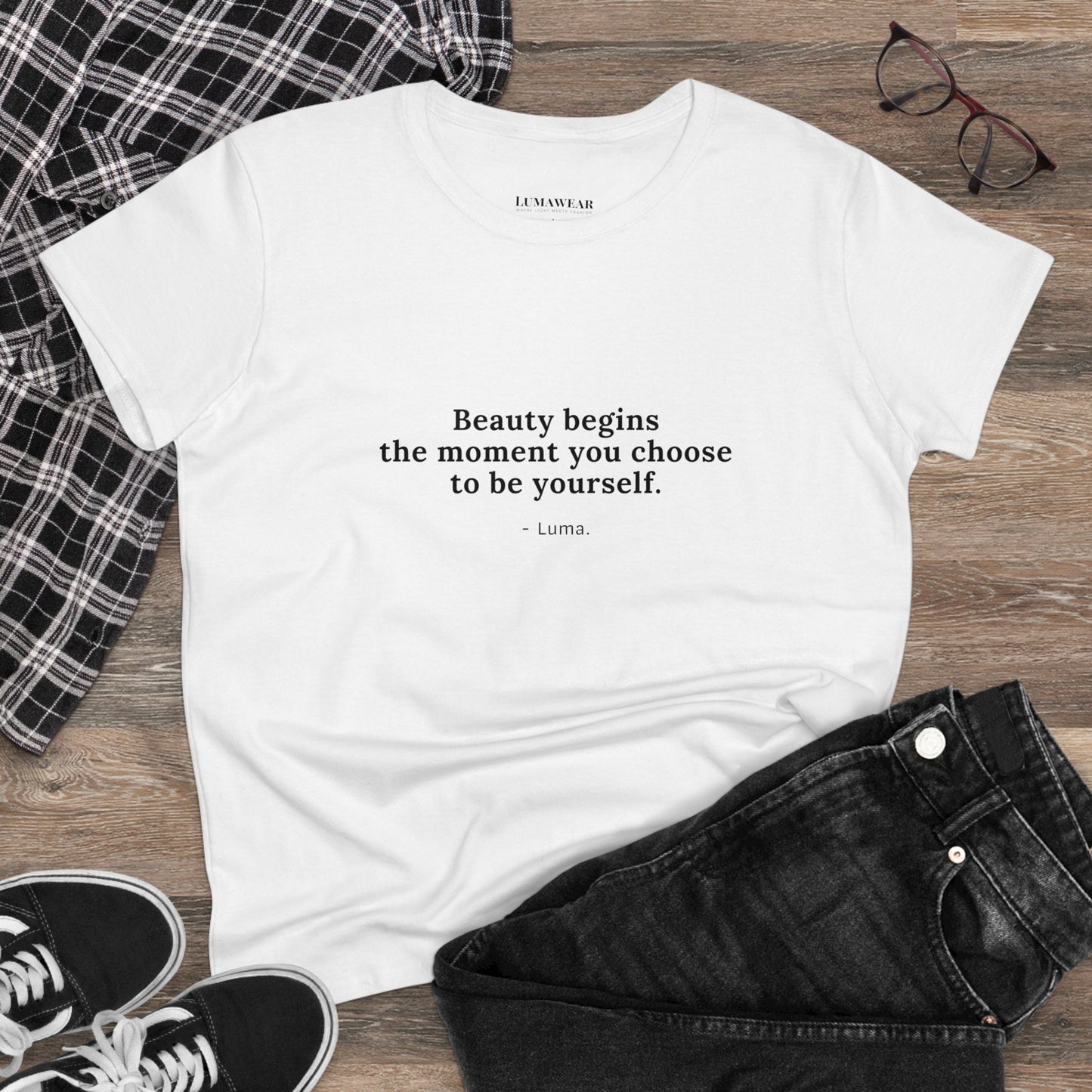 Inspirierendes Baumwoll-T-Shirt für Damen – „Schönheit beginnt in dem Moment, in dem Sie sich entscheiden, Sie selbst zu sein“